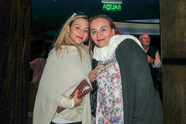 编舞和舞蹈演员Paula Vernon女士（左）5月7日下午4点观赏了美国神韵巡回艺术团在阿根廷首都布宜诺赛勒斯Opera剧院（Teatro Opera Allianz）的演出，她赞叹神韵演出非常崇高庄严，每一分钟都令人极其享受。（林南/大纪元）