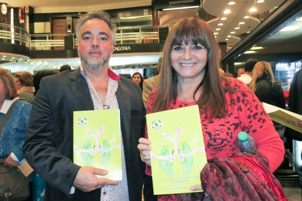 电视主播Debbie Correa（右）与时装设计师Manuel Cabane（左）5月7日晚观赏了美国神韵巡回艺术团今年在阿根廷首都布宜诺斯艾利斯的Opera剧院的第四场演出。（林南/大纪元）