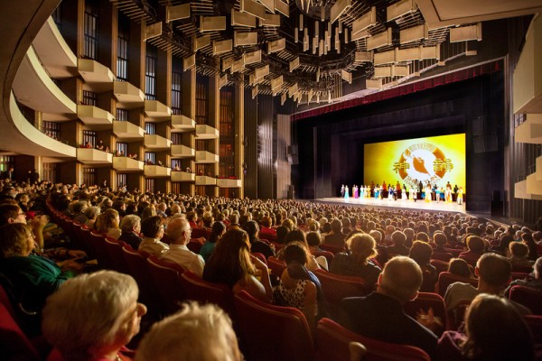 2016年5月8日美国神韵国际艺术团在加拿大首都渥太华的著名剧院国家艺术中心（NAC）进行了两场演出，当天下午场门票售罄并加座，晚场演出也是爆满。（艾文／大纪元）
