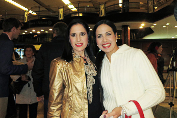 5月8日晚，Mastroestéfano姐妹一起观看了美国神韵巡回艺术团在阿根廷布宜诺斯艾利斯 Opera剧院（Teatro Opera Allianz）的第五场演出。（林南／大纪元）