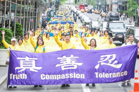 2016年5月13日,纽约上万人游行庆祝第17届法轮大法日。(马有志/大纪元)