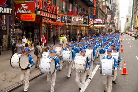 2016年5月13日,纽约上万人游行庆祝第17届法轮大法日。(戴兵/大纪元)