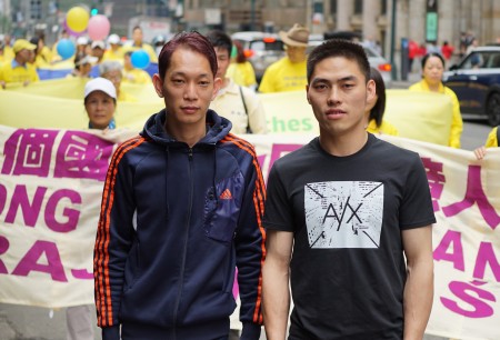 “5•13”世界法轮大法日大游行的场面壮观盛大、服饰靓美,让观看游行的华人赞叹不已。图为,来自广东的李先生(左)和来自四川的周先生(右)。(谢东延/大纪元)