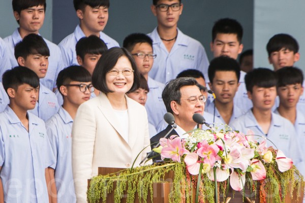 中华民国第14任总统副总统就职庆祝大会20日在总统府前广场举行，总统蔡英文（前左）、副总统陈建仁（前右）在观礼台上唱国歌。（陈柏州／大纪元）