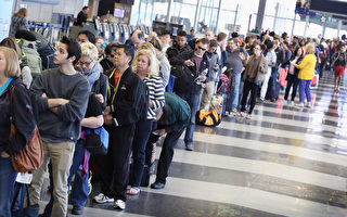 芝加哥机场安检排队超2小时 数百人错过飞机