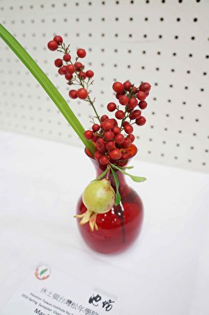 松年学院春季学期学习成果展5月21日在侨教中心展览室举行,展出了学员的书画作品和插花等手工艺术作品。(易永琦/大纪元)