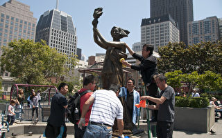 旧金山清洗民主女神像 拉开纪念六四活动序幕