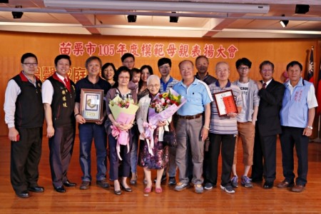 接受縣府表揚的模範母親-福麗里劉李美雲女士全家合影。(苗栗市公所提供)