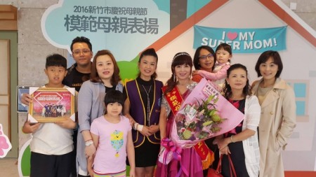 李明玉<中>受到家人與社團竹女會會友的祝賀。(林寶雲/大紀元)