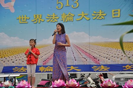 法轮功学员张玉兰与她的小同修合唱 “感恩无尽言”。(詹亦菱/大纪元)