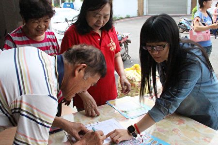 农民兑换完益菌肥也要做登记,可了解益菌肥的流向。(李撷璎/大纪元)