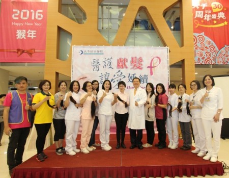 貴賓與捐髮同仁共同合照。(苗縣府/提供)