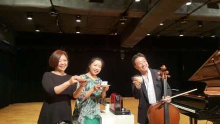大提琴家张正杰要以咖啡音乐飨乐迷。(林宝云/大纪元)