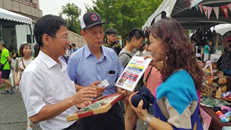 环保局长江盛任﹝左﹞聆听玻璃环保产品介绍。中为春池玻璃董事长吴春池。(林宝云/大纪元)