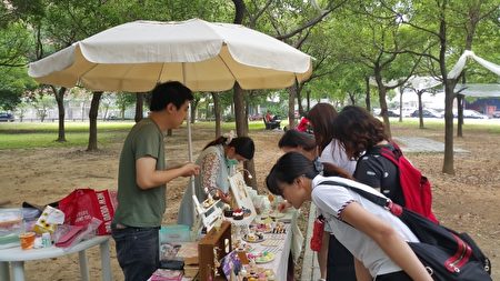 各式各样小甜点吸引年轻人驻足。(林宝云/大纪元)