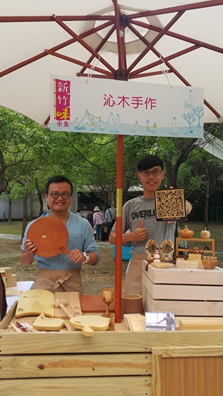 温柏凯﹝右﹞用木头刻出的QR code。(林宝云/大纪元)