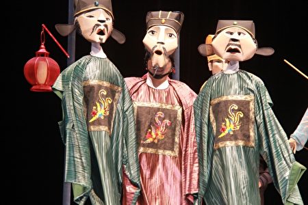 一体三头表演的大臣戏偶 展现多变的操偶方式及不同角色语音转换底蕴。(郭千华/大纪元)