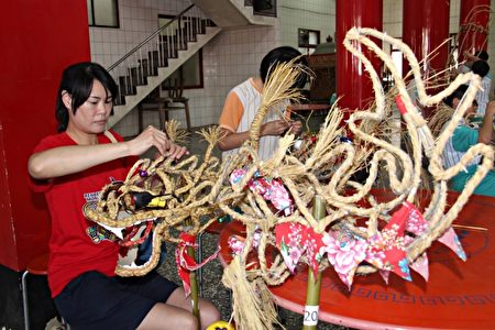 以稻草、稻秆、竹片编织的草龙。(苗县府/提供)