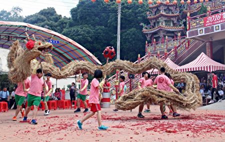三义云火龙节点睛揭幕,学生舞动云火龙。(苗县府/提供)