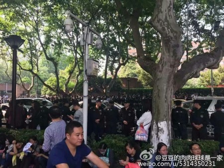 大陸今年高考減招引發江蘇、黑龍江等十餘城市上萬名家長抗議。圖為5月14日南京抗議現場。(網絡圖片)