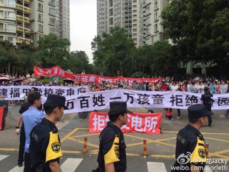 4月30日,广东深圳市福田区多个小区上千名业主集会,抗议政府在彩田公园建变电所,数百警到场镇压。(网络图片)