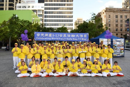 昆士蘭法輪功學員於2016年5月14日聚在Brisbane Square廣場,舉辦世界法輪大法日慶祝活動。(大紀元)