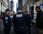 根據媒體報導，數千名紐約客接到紐約市警察局的通知，他們的名字被恐怖份子列在攻擊目標清單。圖為紐約市警察2016年3月在時代廣場執行勤務。(KENA BETANCUR/AFP/Getty Images)