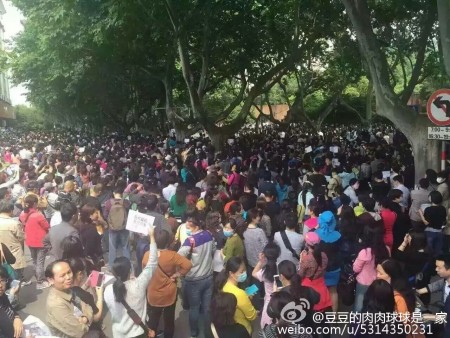 大陸今年高考減招引發江蘇、黑龍江等十餘城市上萬名家長抗議。圖為5月14日南京抗議現場。(網絡圖片)