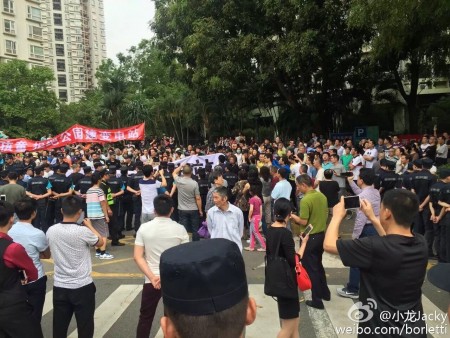 4月30日,广东深圳市福田区多个小区上千名业主集会,抗议政府在彩田公园建变电所,数百警到场镇压。(网络图片)