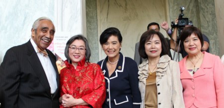 多位國會聯邦議員與華府僑界人士彙集一堂,品享遠道而來的台灣美食和文化。(何伊/大紀元)