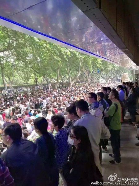 大陸今年高考減招引發江蘇、黑龍江等十餘城市上萬名家長抗議。圖為5月14日南京抗議現場。(網絡圖片)