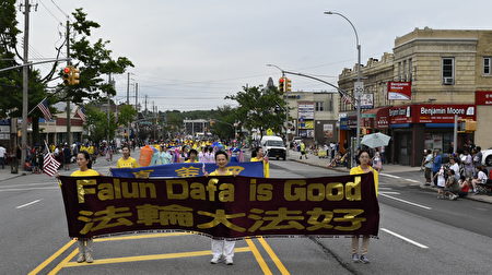 30日国殇日当天,法轮功团体应邀参加第89届皇后区小颈-道格拉斯镇国殇日游行。