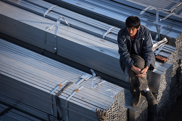 中国家门口的钢铁堆积如山。港口存货攀升到1亿吨以上，进一步预示钢铁第一大国的供应增加可能损害价格。外国企业指责中共发动钢铁“战争”，对世界其他地方将产生破坏性的影响。 (Emmanuel Wong/Getty Images)