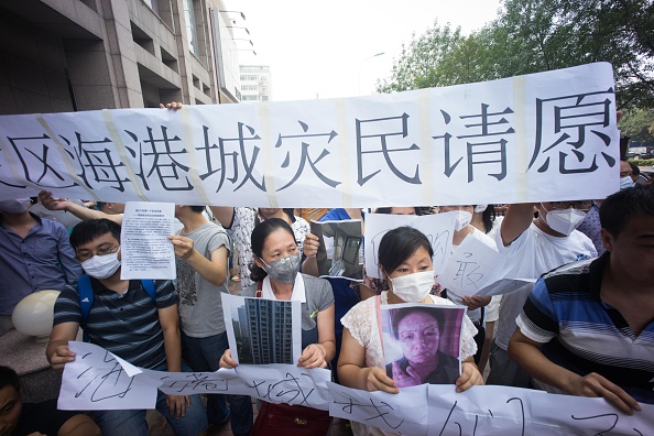 2015年8月12日天津爆炸之后,家园被摧毁的居民抗议。(NurPhoto/NurPhoto via Getty Images)