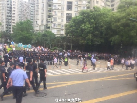 4月30日,广东深圳市福田区多个小区上千名业主集会,抗议政府在彩田公园建变电所,数百警到场镇压。(网络图片)
