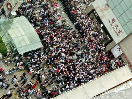 大陸今年高考減招引發江蘇、黑龍江等十餘城市上萬名家長抗議。圖為5月14日淮安抗議現場。(網絡圖片)