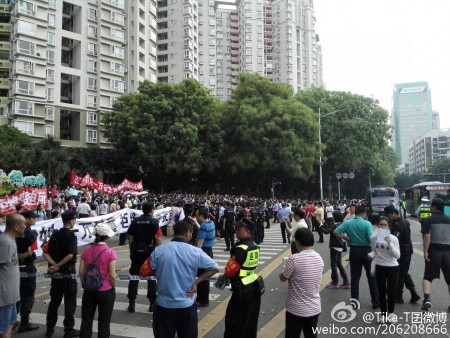 4月30日,广东深圳市福田区多个小区上千名业主集会,抗议政府在彩田公园建变电所,数百警到场镇压。(网络图片)