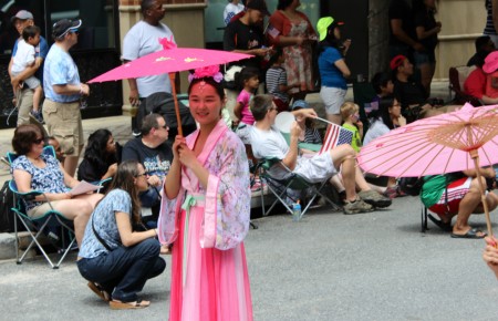 5月25日,美国大华府地区举行阵亡将士纪念日活动。当地法轮功学员参加了在马里兰州和维吉尼亚州的游行。(何伊/大纪元)