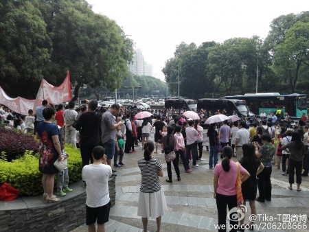 4月30日,广东深圳市福田区多个小区上千名业主集会,抗议政府在彩田公园建变电所,数百警到场镇压。(网络图片)