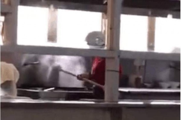 西安电子科技大学老校区东区食堂一名餐厅工作人员在热水锅里涮拖把。（网络图片）