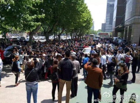 大陸今年高考減招引發江蘇、黑龍江等十餘城市上萬名家長抗議。圖為5月116日南京抗議現場。(網絡圖片)