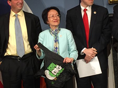 在塑料袋收费法案公听会上,陈倩雯建议市民使用耐用包装袋。