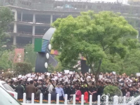 大陸今年高考減招引發江蘇、黑龍江等十餘城市上萬名家長抗議。圖為5月14日徐州抗議現場。(網絡圖片)