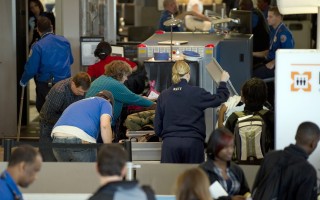 美机场安检拖太久 可拍照上网抗议