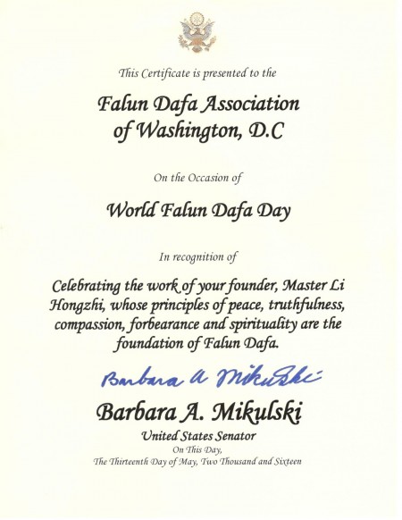 馬里蘭州聯邦參議員芭芭拉‧米庫斯基(Barbara Mikulski)五月十三日向華盛頓特區法輪大法學會頒發褒獎。