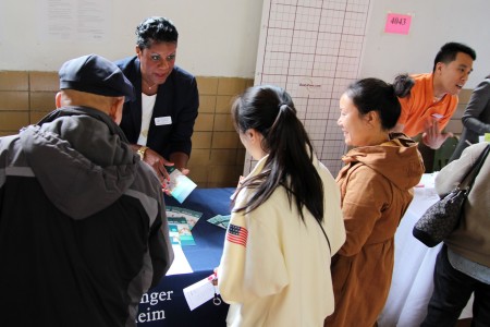 听众在“生命的源泉始于肺”健康展赞助商Boehringer Ingelheim制药公司展位前咨询。(Heping Li/大纪元)