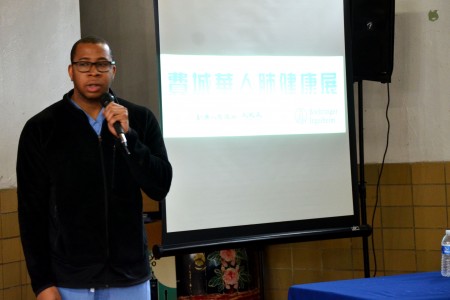 天普大学医疗系统放射科住院医师Farouk Dako做了肺癌筛查讲座。(良克霖/大纪元)
