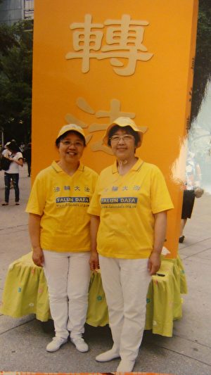 吴艳霞在多伦多参加法轮功游行。(吴艳霞提供)