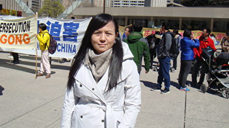 香港移民Angela丁表示，修炼后，曾经患有的严重哮喘、失眠、畏寒怕冷等10几种病痊癒了。（伊铃/大纪元） 