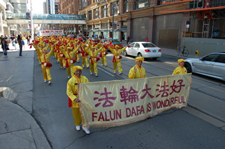 伍行经多伦多最繁地带。图为腰鼓队。（Jimmy Pizolinas/大纪元）